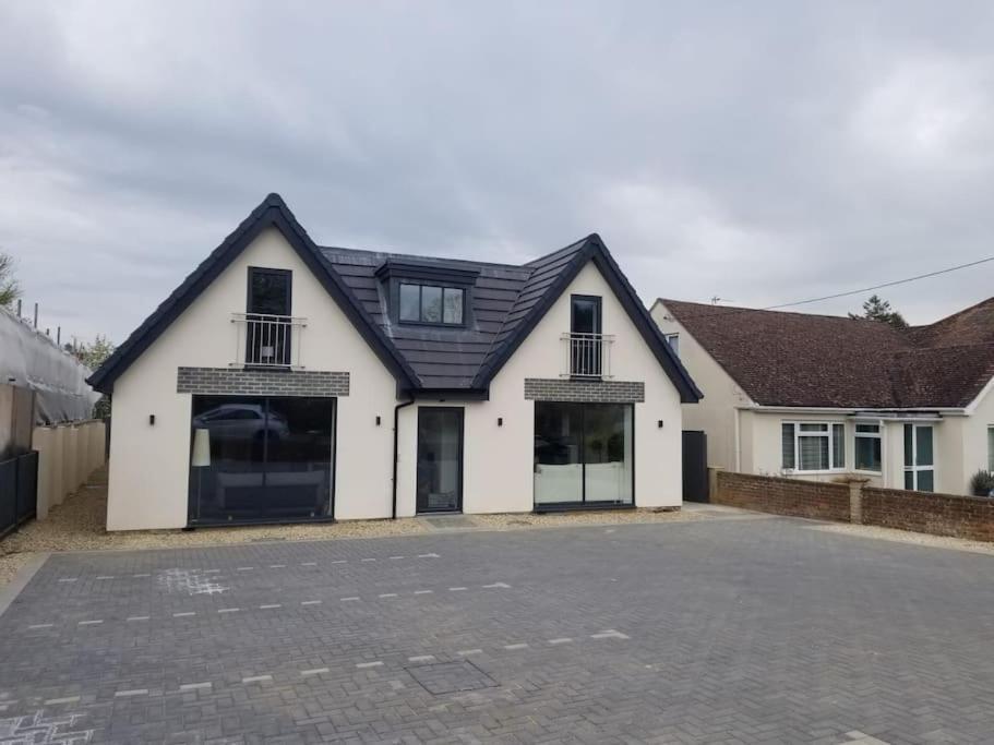 Evergreen Lodge - Two Bed Lux Flat - Parking, Garden, Patio, Wifi, Netflix - Close To Blenheim Palace & Oxford - F3 基德灵顿 外观 照片