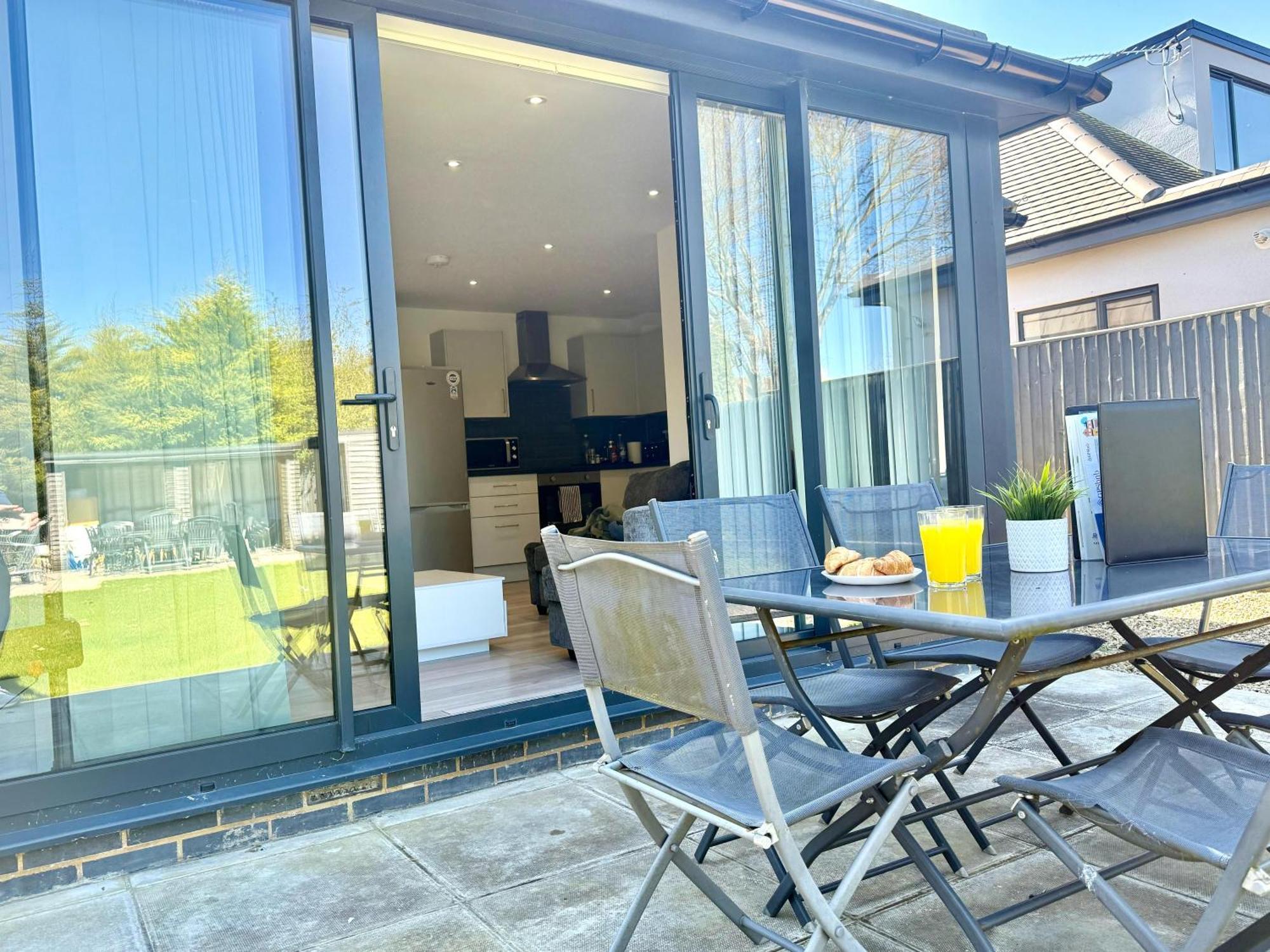Evergreen Lodge - Two Bed Lux Flat - Parking, Garden, Patio, Wifi, Netflix - Close To Blenheim Palace & Oxford - F3 基德灵顿 外观 照片