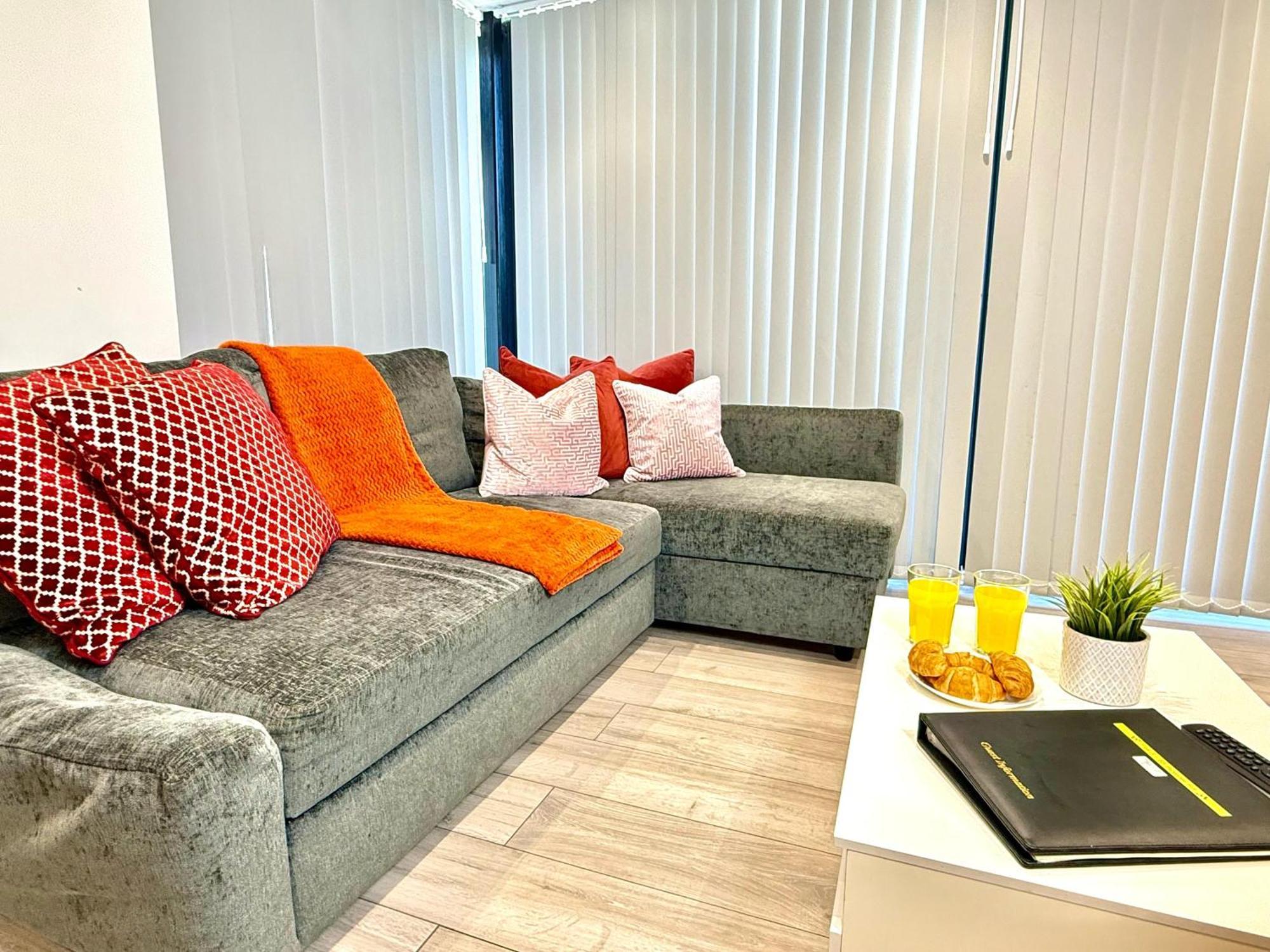Evergreen Lodge - Two Bed Lux Flat - Parking, Garden, Patio, Wifi, Netflix - Close To Blenheim Palace & Oxford - F3 基德灵顿 外观 照片