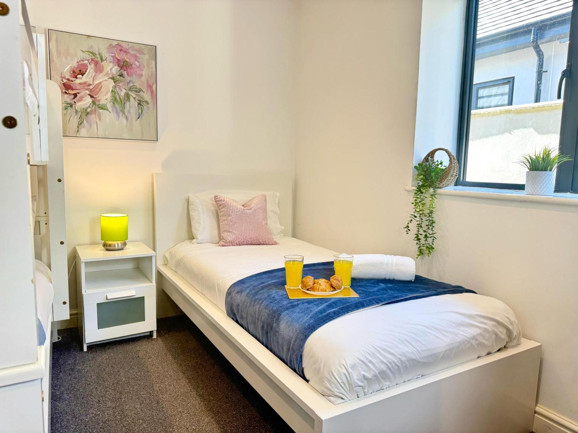 Evergreen Lodge - Two Bed Lux Flat - Parking, Garden, Patio, Wifi, Netflix - Close To Blenheim Palace & Oxford - F3 基德灵顿 外观 照片