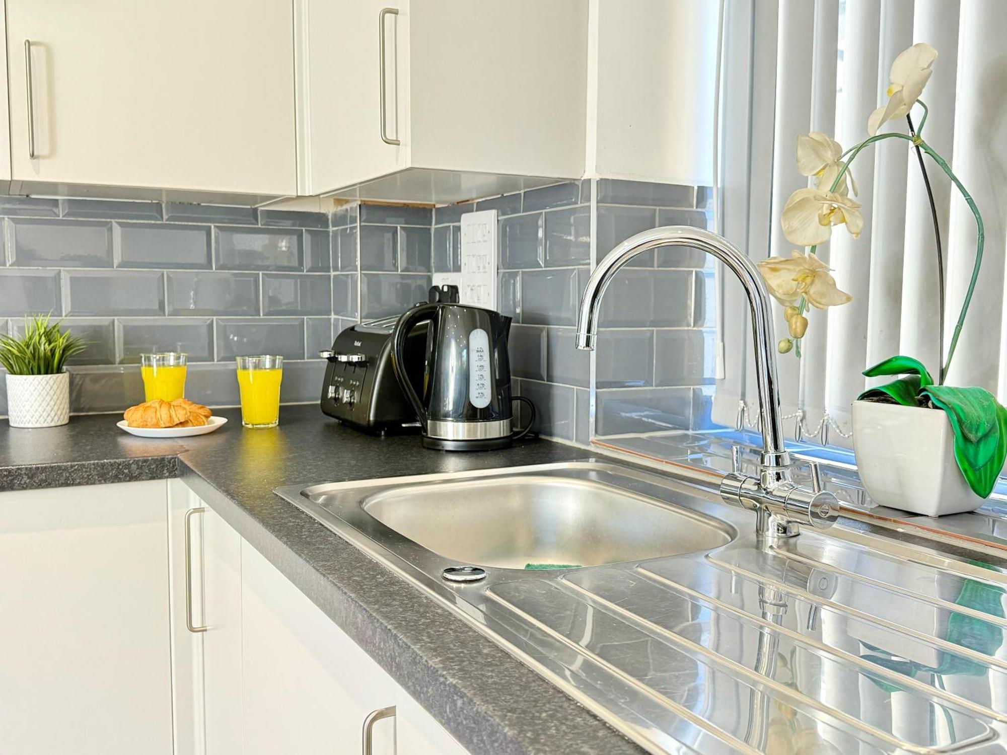 Evergreen Lodge - Two Bed Lux Flat - Parking, Garden, Patio, Wifi, Netflix - Close To Blenheim Palace & Oxford - F3 基德灵顿 外观 照片