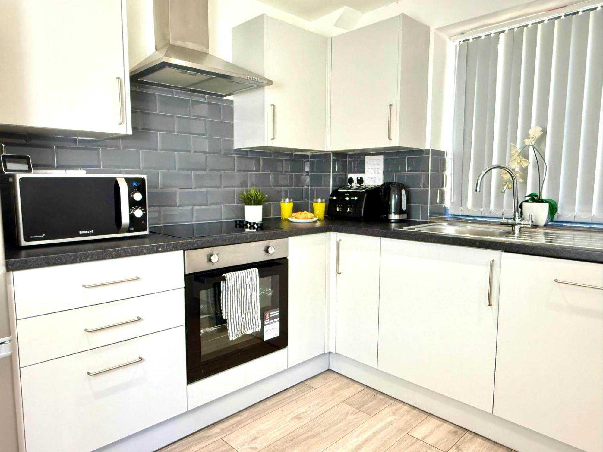Evergreen Lodge - Two Bed Lux Flat - Parking, Garden, Patio, Wifi, Netflix - Close To Blenheim Palace & Oxford - F3 基德灵顿 外观 照片