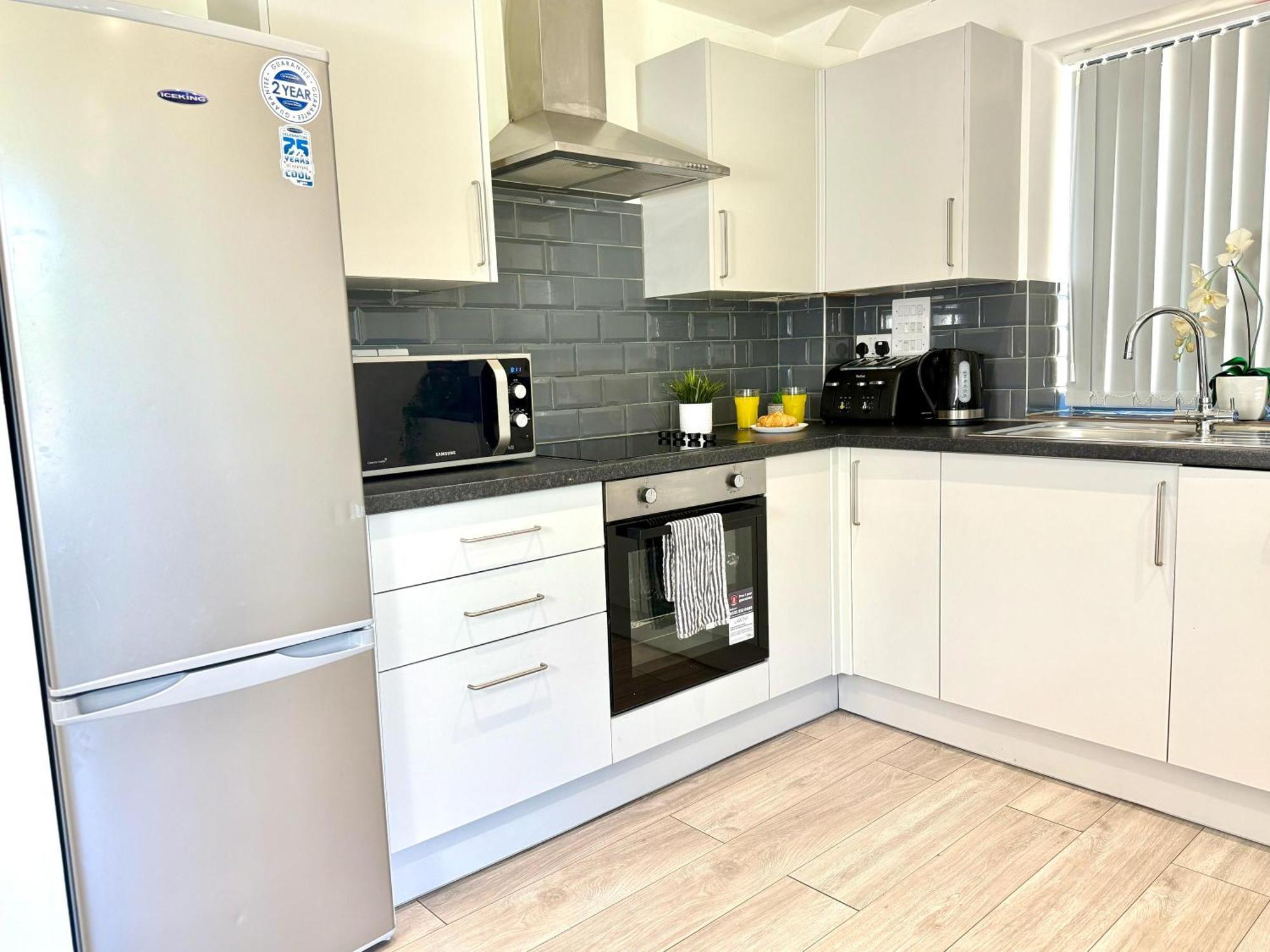 Evergreen Lodge - Two Bed Lux Flat - Parking, Garden, Patio, Wifi, Netflix - Close To Blenheim Palace & Oxford - F3 基德灵顿 外观 照片